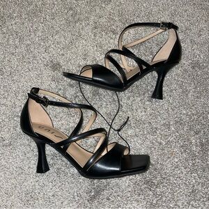New Unisa Black Kitten Heels size 8